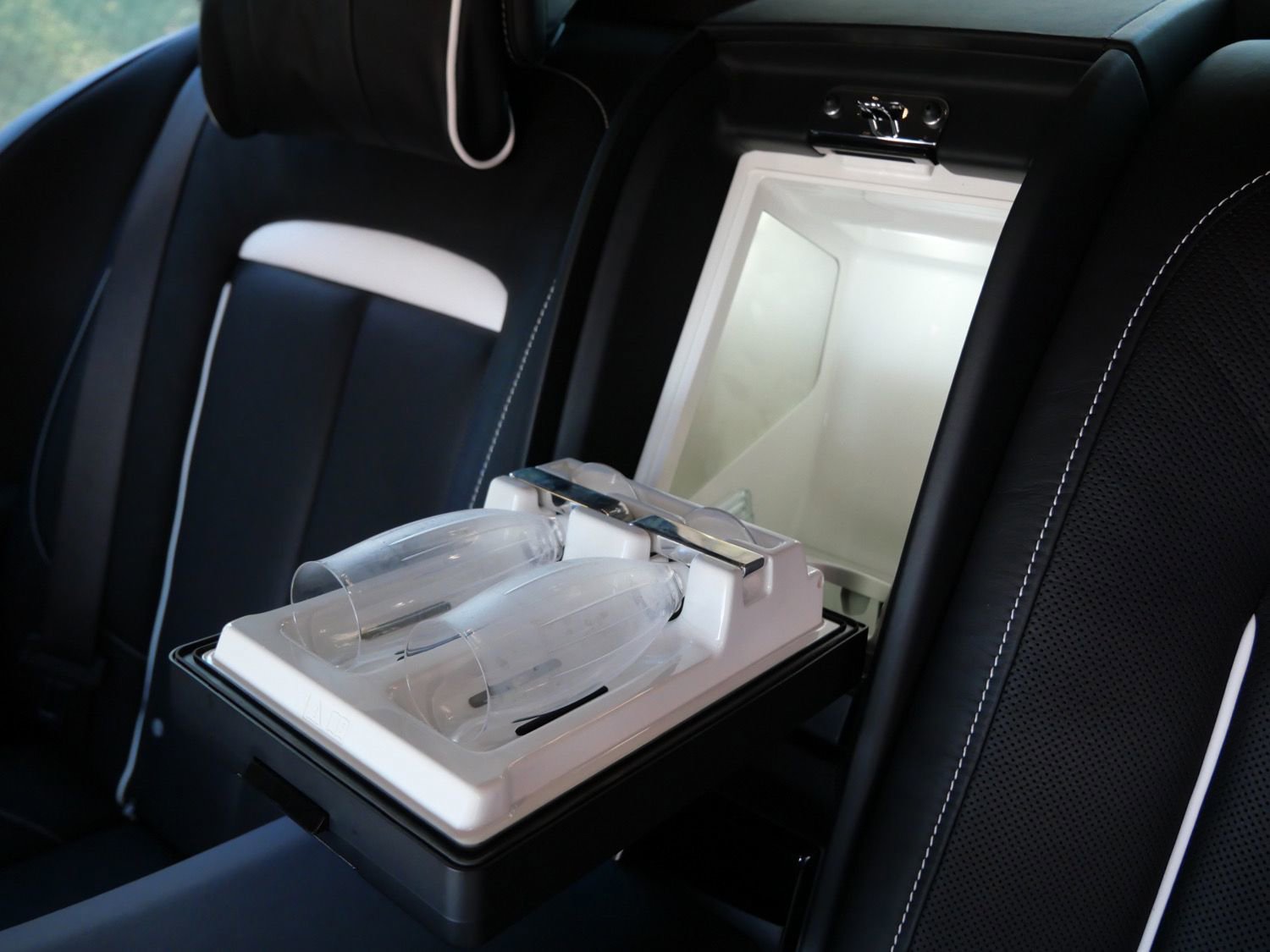 Used 2022 Rolls-Royce Cullinan Black Badge w/ Dark Exterior Package image 17