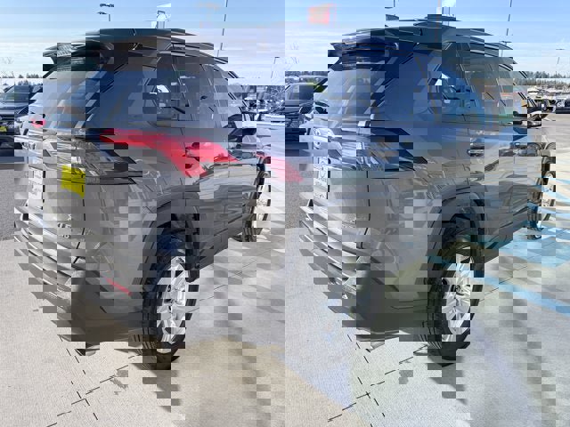 Used 2021 Toyota RAV4 XLE w/ Convenience Package image 4