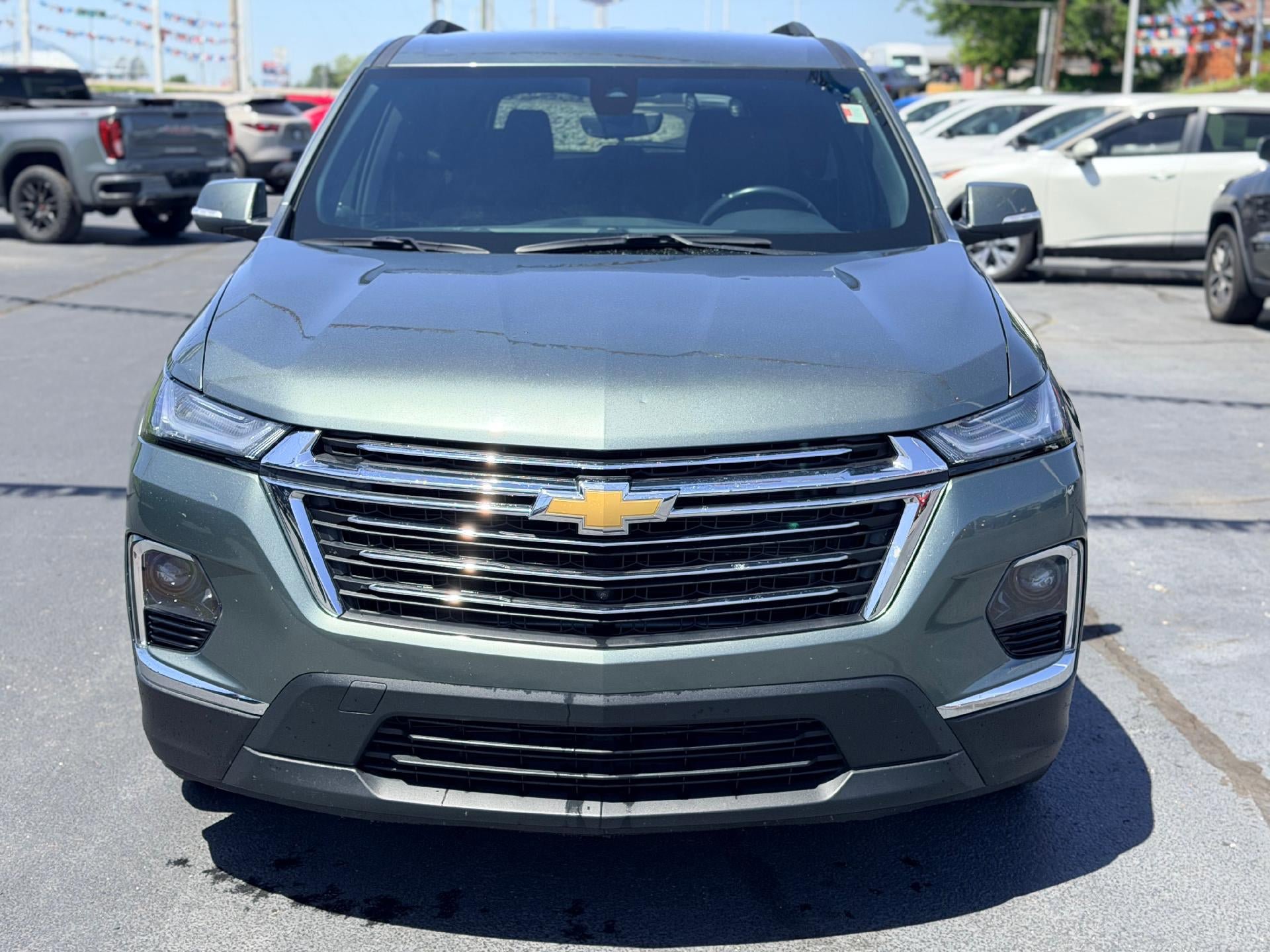 Used 2022 Chevrolet Traverse LT FWD image 2