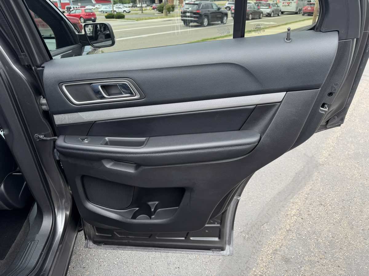Used 2016 Ford Explorer XLT w/ Equipment Group 202A AWD/4WD image 19