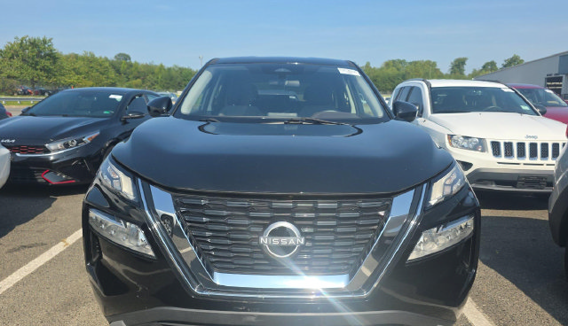 Used 2023 Nissan Rogue SV FWD image 2