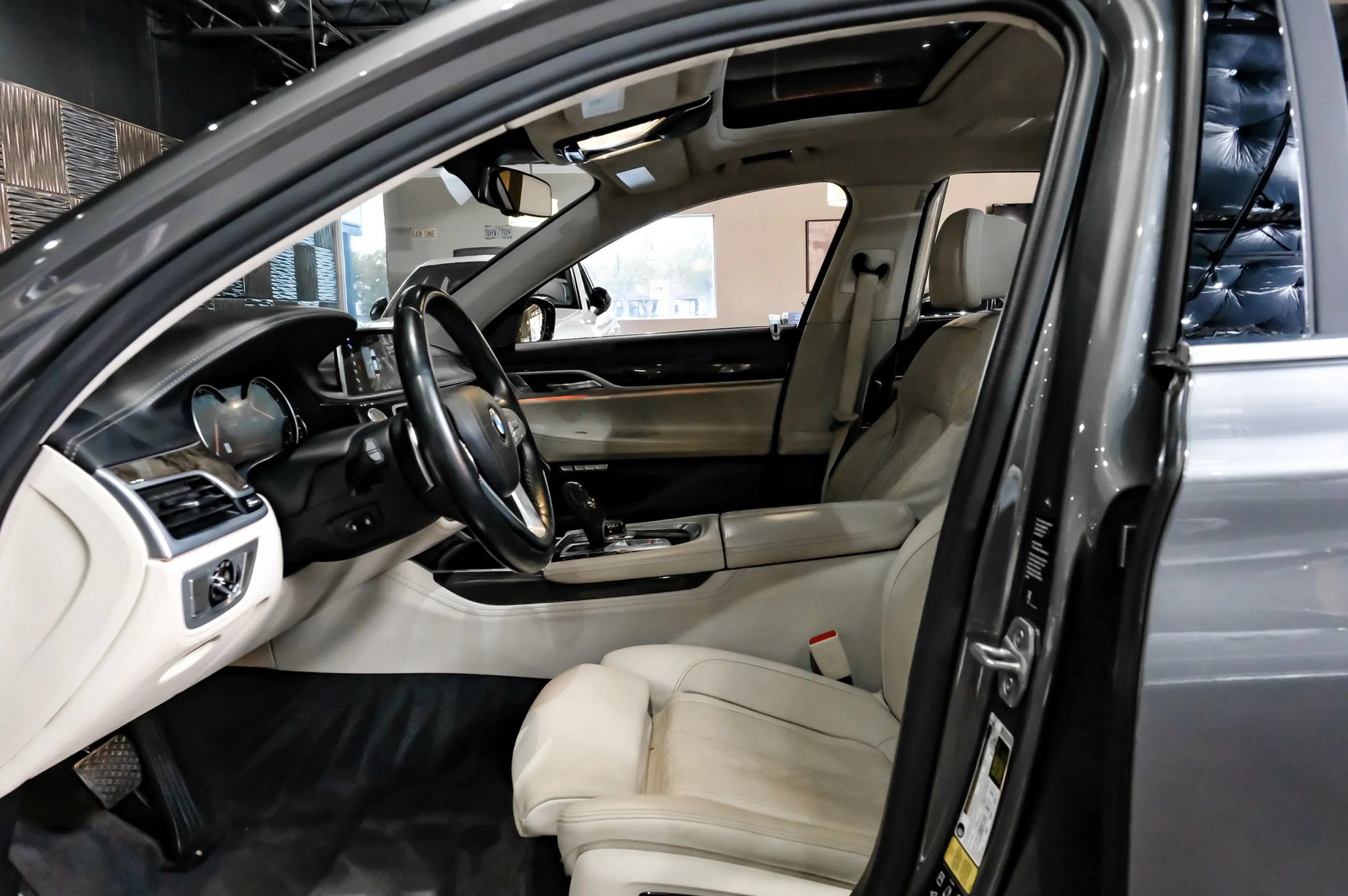 Used 2018 BMW 750i xDrive AWD/4WD image 4