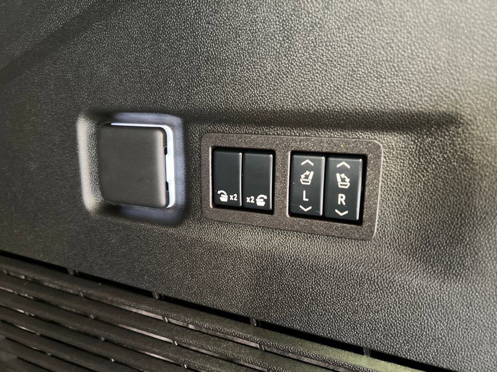 Used 2025 Chevrolet Suburban High Country AWD/4WD image 47