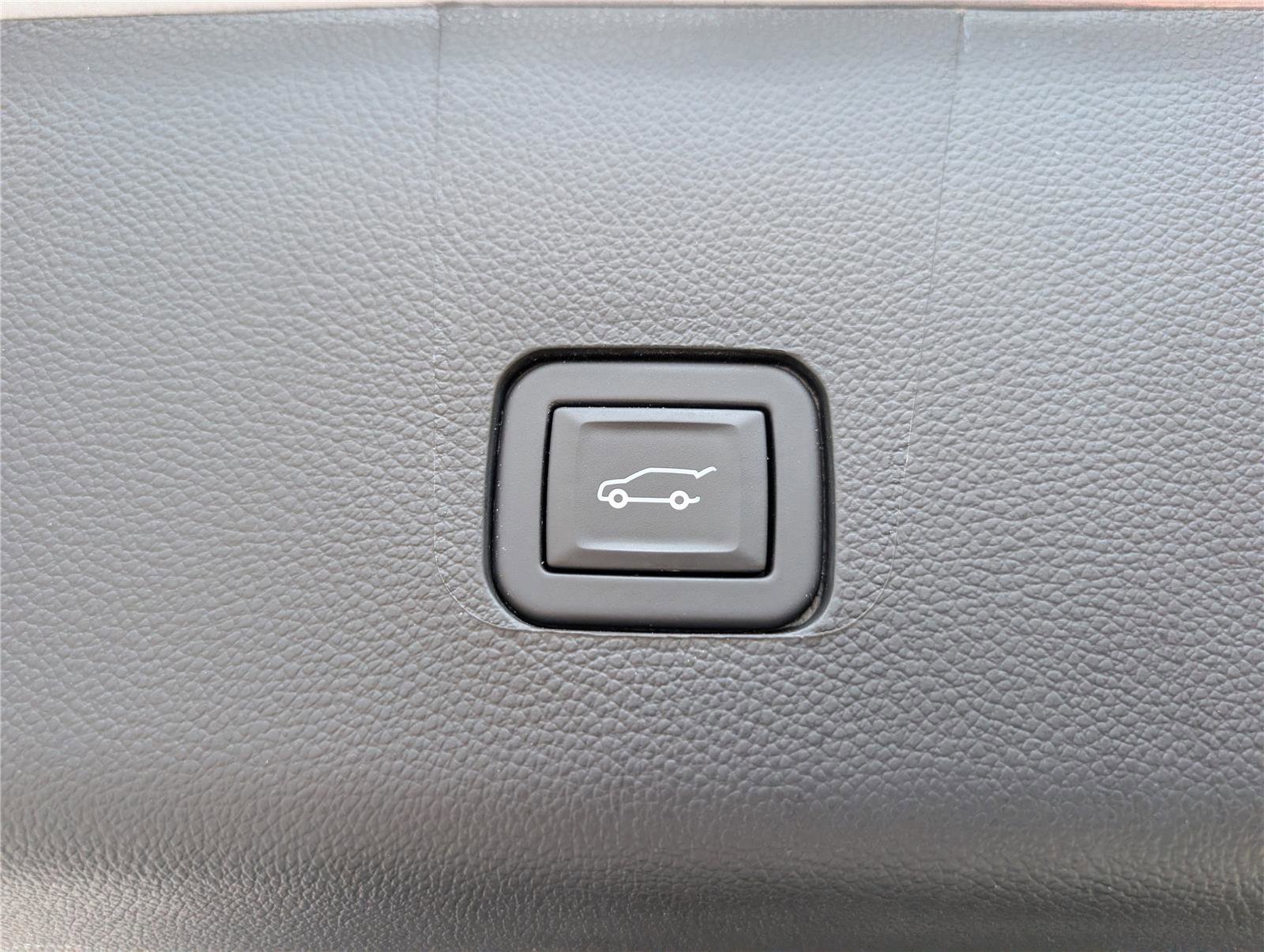 Used 2023 Chevrolet Traverse RS w/ LPO, Cargo Package image 14