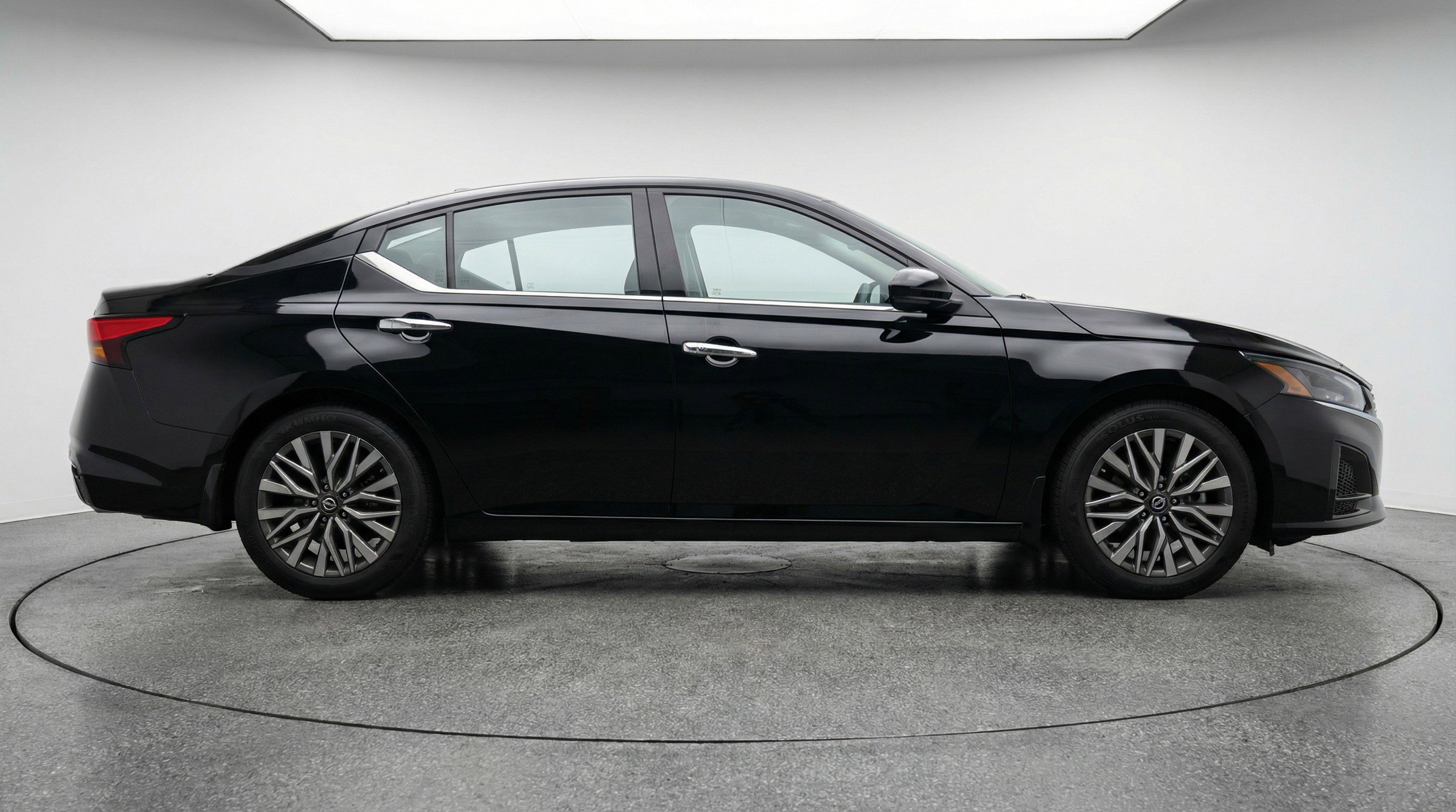 Used 2025 Nissan Altima 2.5 SV FWD image 11