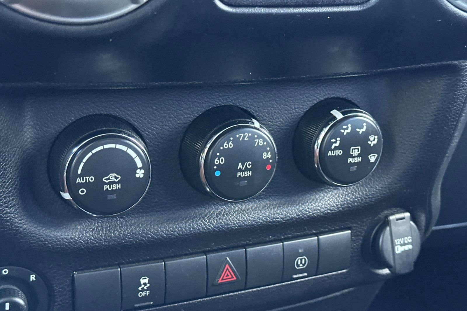 Used 2018 Jeep Wrangler Unlimited Rubicon w/ Connectivity Group image 20