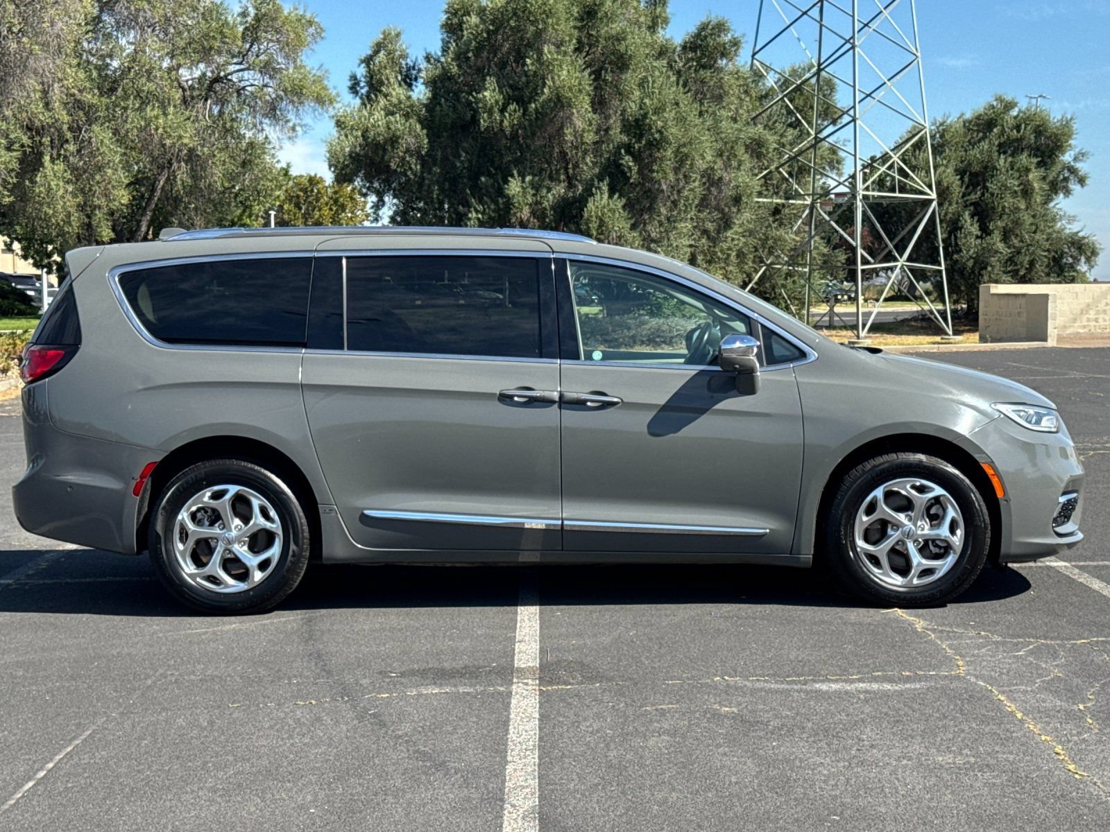 Used 2021 Chrysler Pacifica Limited w/ Premium & Safety Sphere Group AWD/4WD image 3