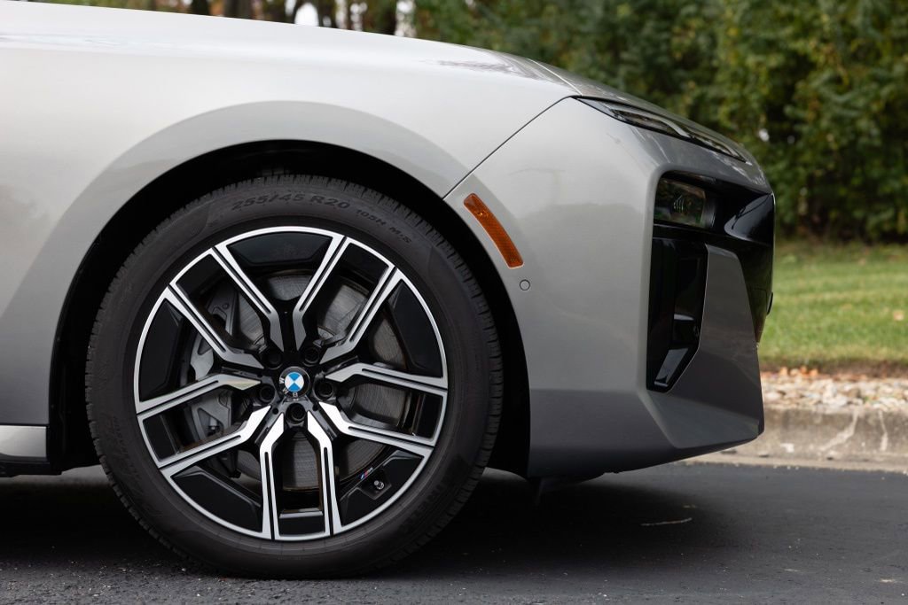 Used 2024 BMW 760i xDrive w/ Premium Package 2 image 12