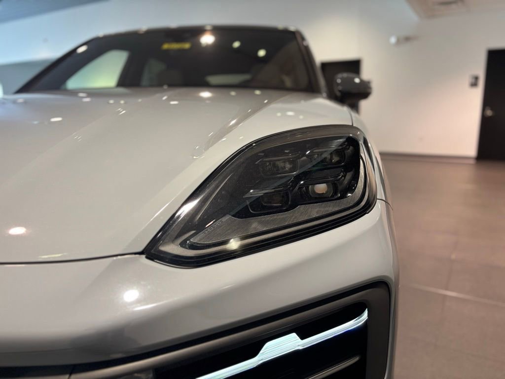 Used 2025 Porsche Cayenne image 40