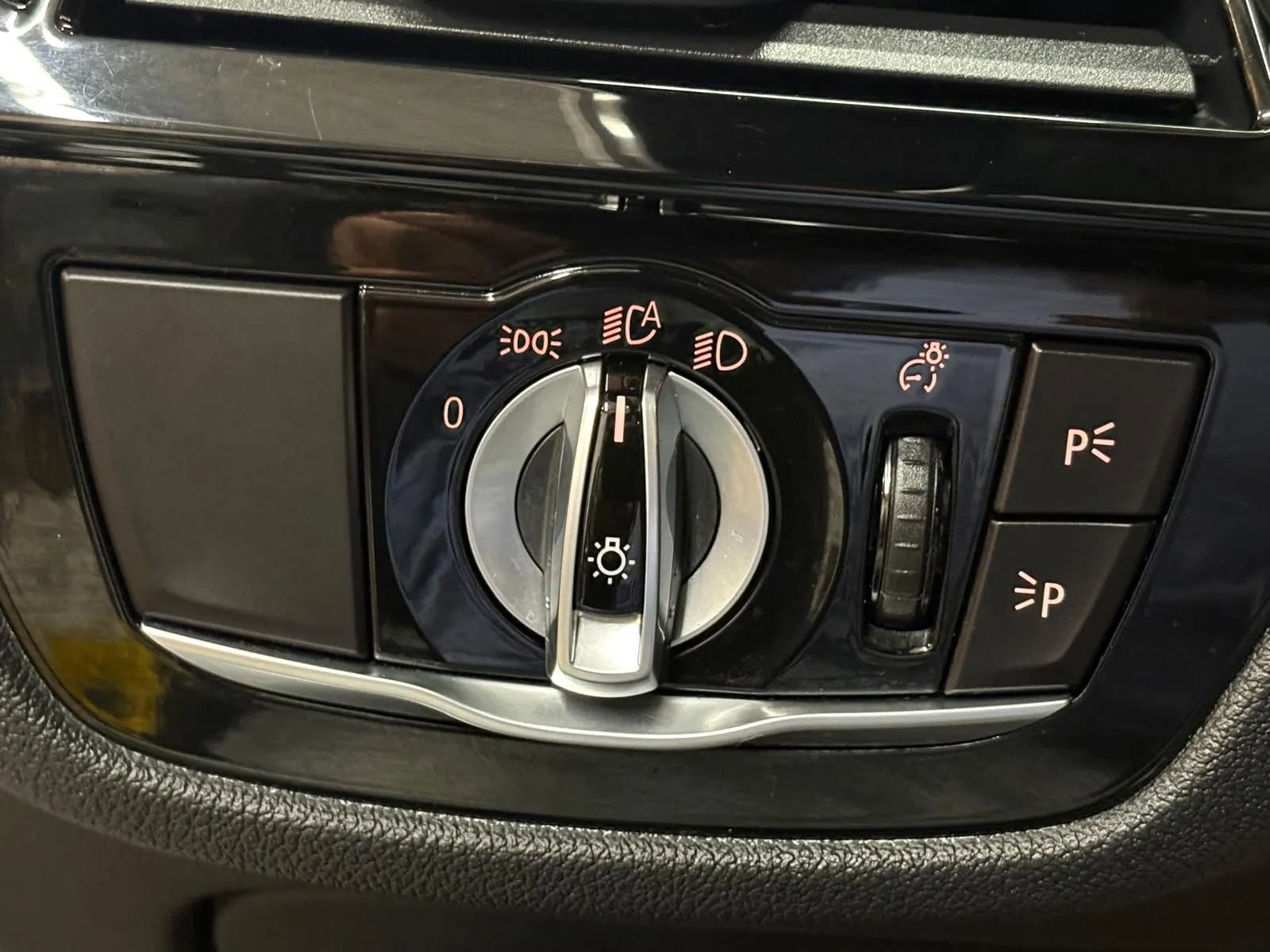 Used 2019 BMW 530e xDrive w/ Convenience Package image 31