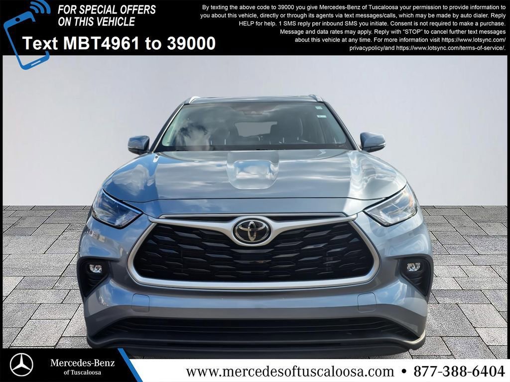 Used 2022 Toyota Highlander XLE FWD image 2
