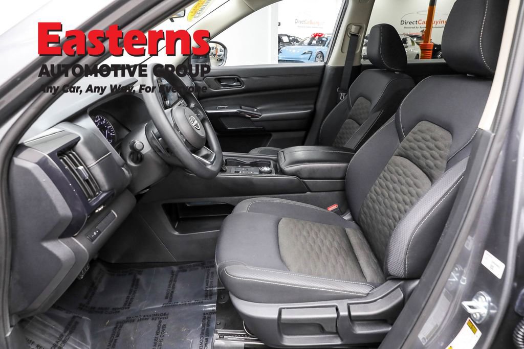 Used 2024 Nissan Pathfinder S image 14