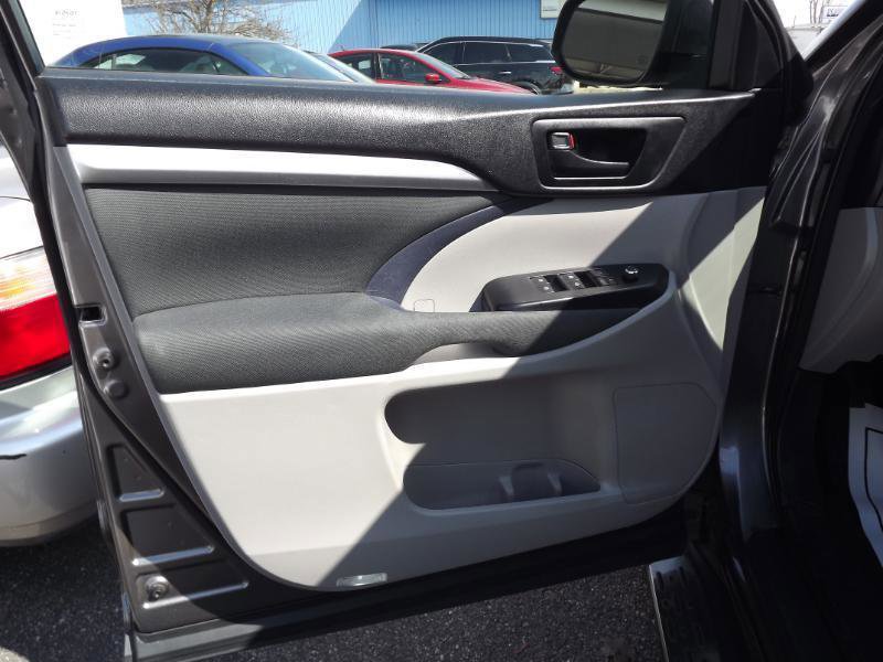 Used 2017 Toyota Highlander LE w/ Carpet Mat Package FWD image 11