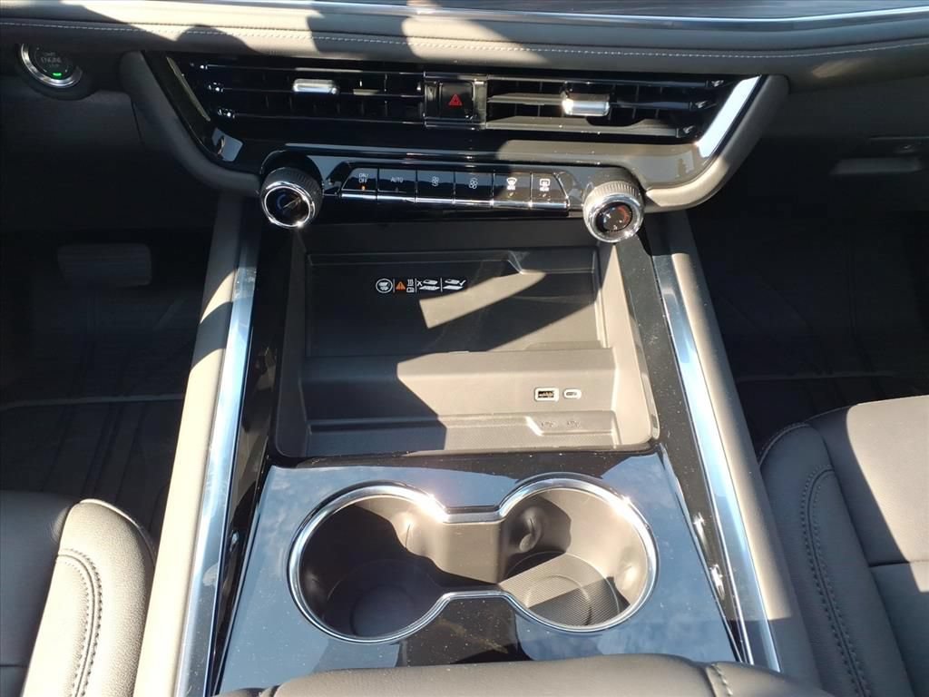 New 2026 Chevrolet Suburban Z71 w/ Z71 Off-Road Package AWD/4WD image 24