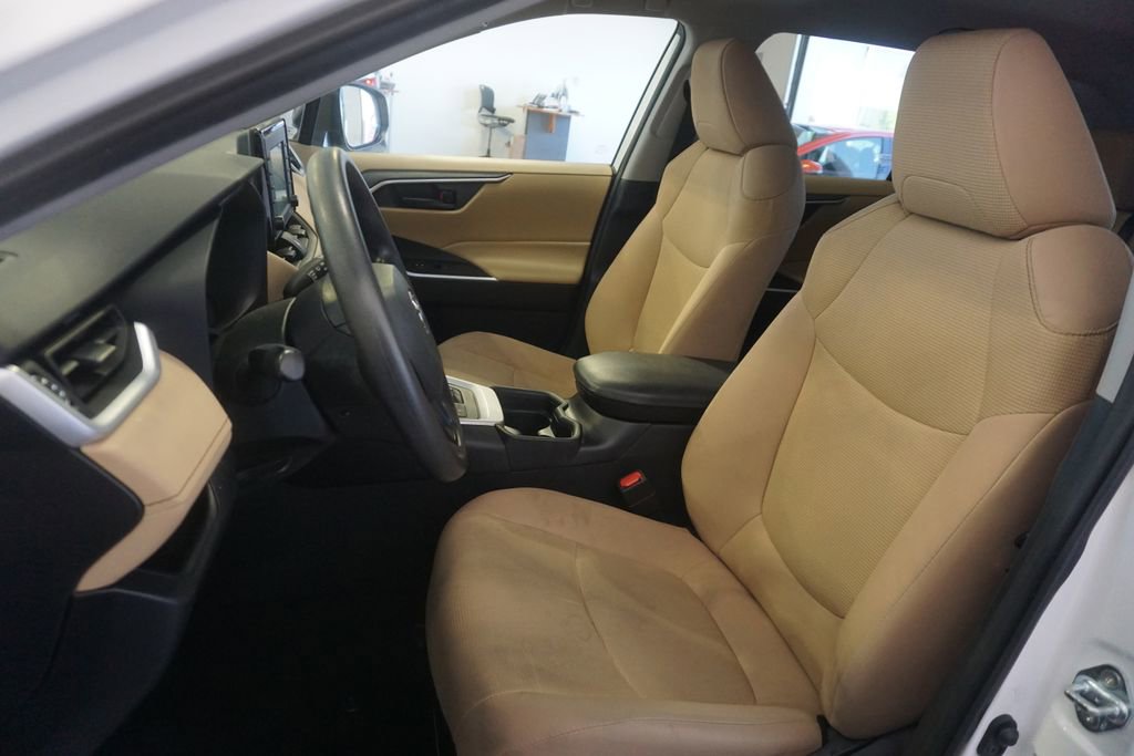 Used 2021 Toyota RAV4 LE AWD/4WD image 15