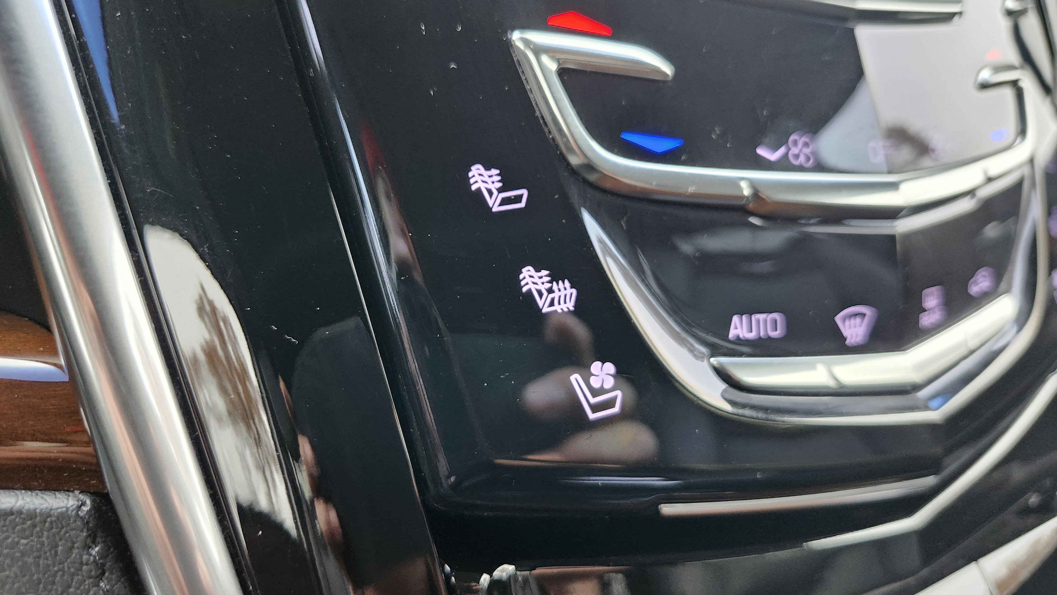 Used 2018 Cadillac Escalade Luxury image 7