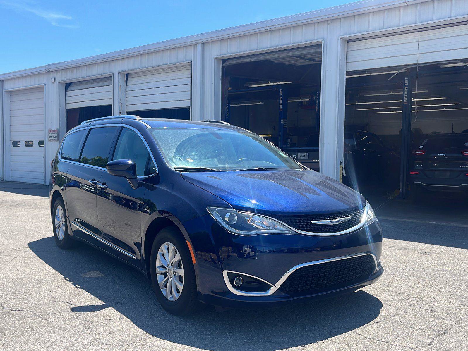 Used 2018 Chrysler Pacifica Touring-L FWD image 7