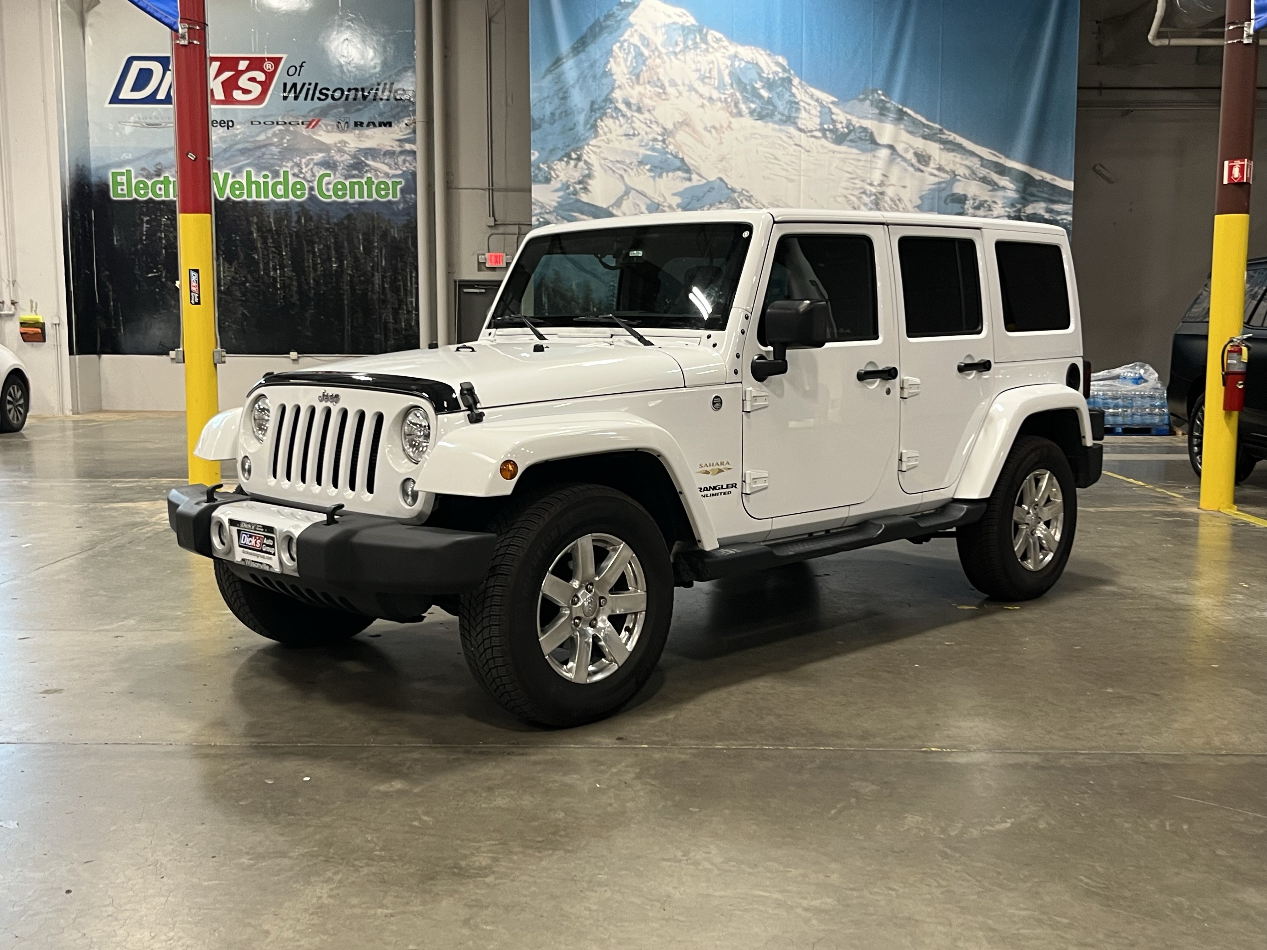Used 2015 Jeep Wrangler Unlimited Sahara w/ Max Tow Package AWD/4WD image 2