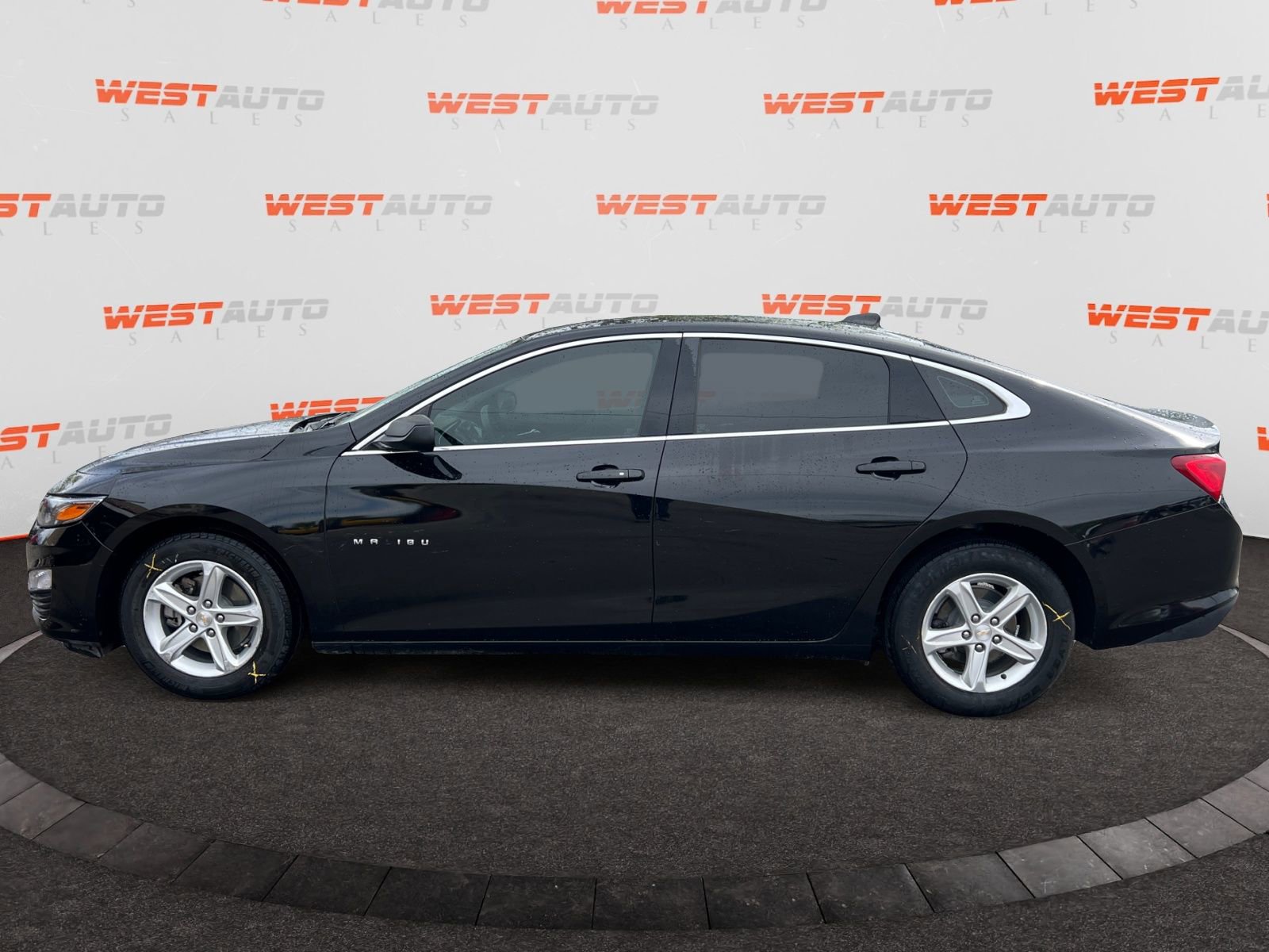Used 2022 Chevrolet Malibu LS FWD image 2