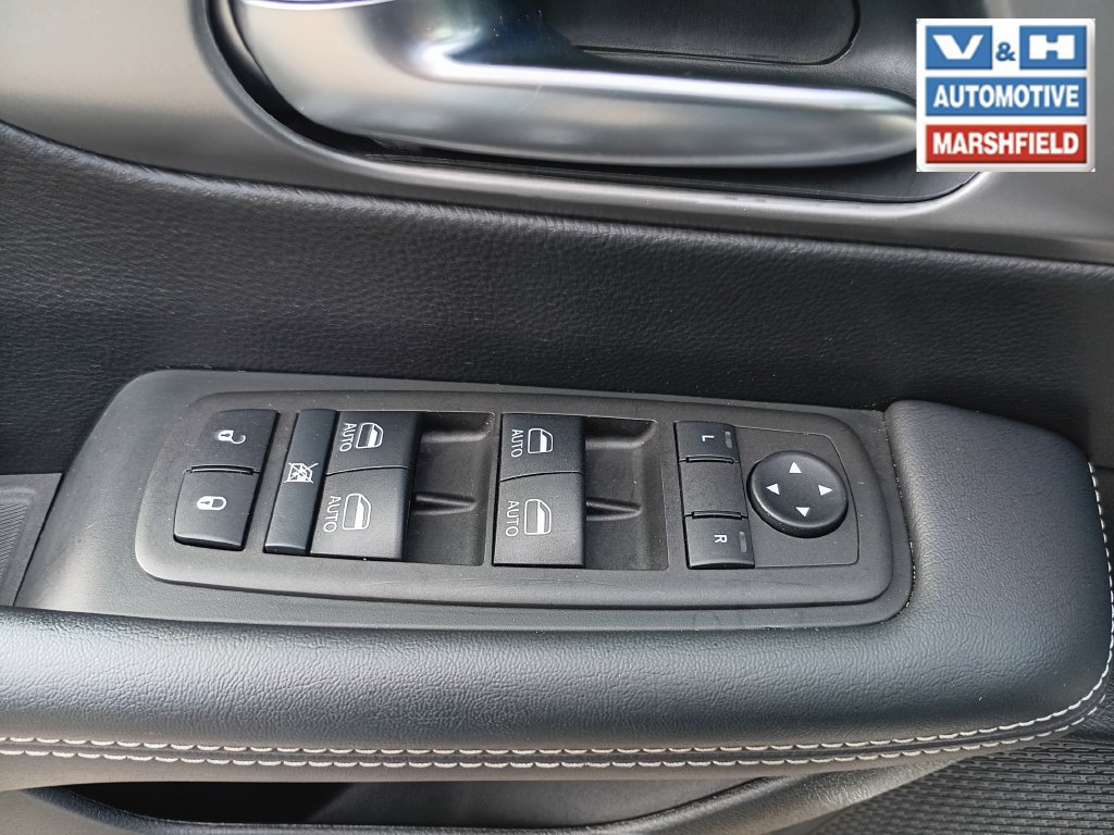Used 2025 Chrysler Pacifica Select FWD image 18