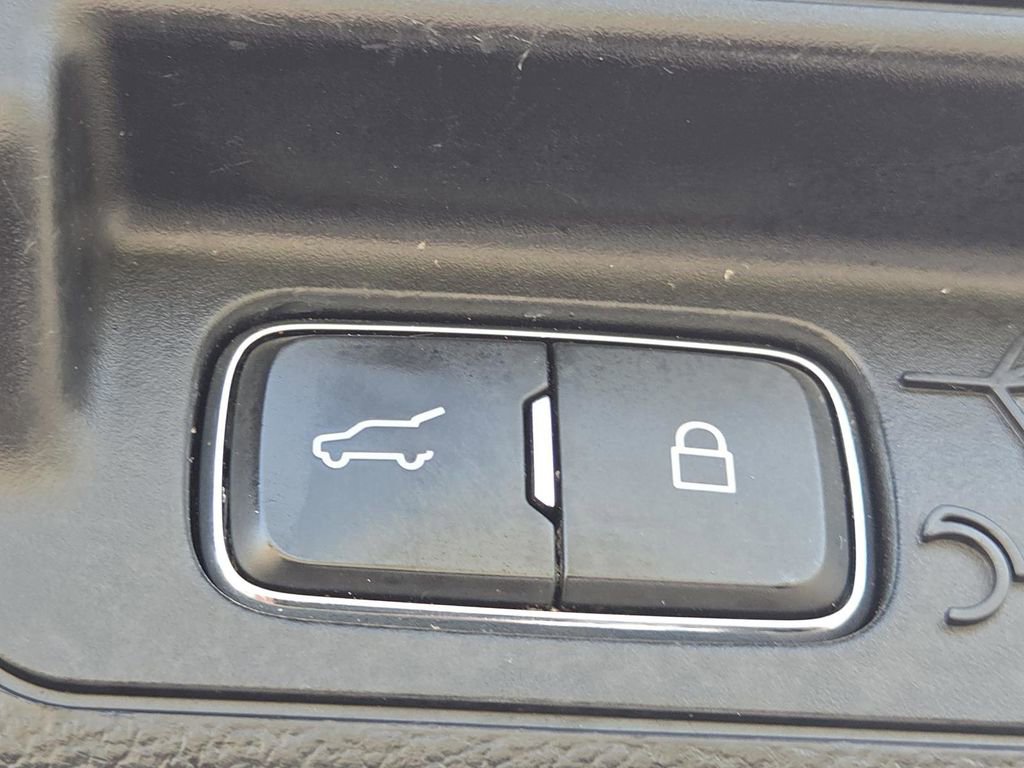 Used 2020 Ford Explorer XLT w/ Equipment Group 202A image 23