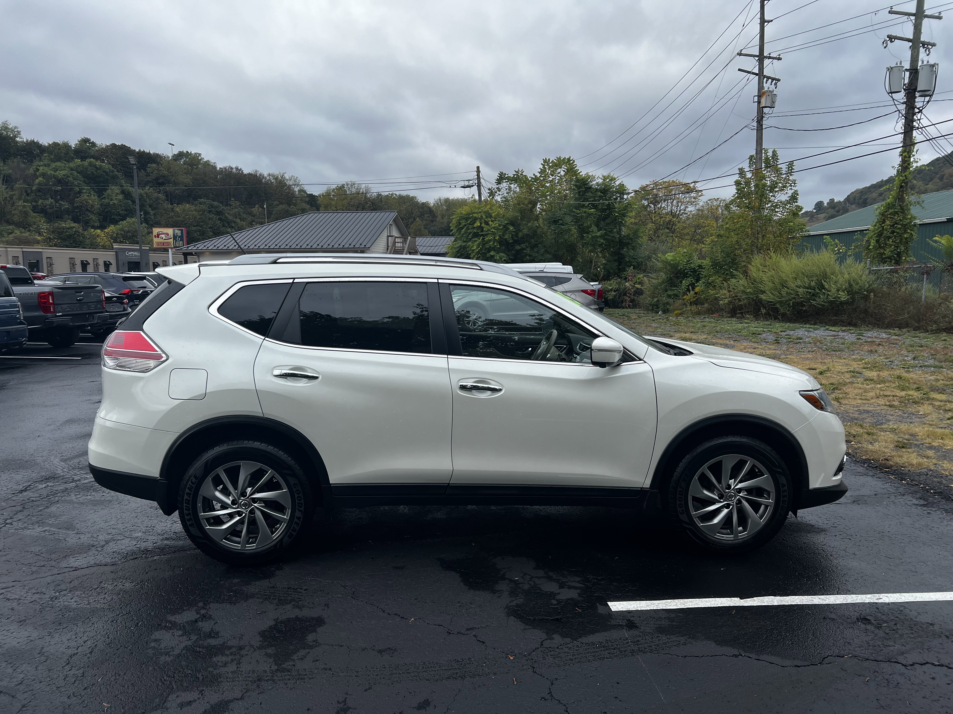 Used 2015 Nissan Rogue SL w/ SL Premium Package image 4