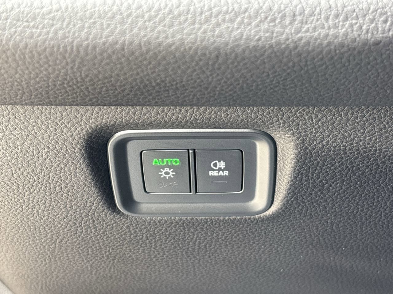 Used 2025 Porsche Cayenne E-Hybrid Coupe image 28