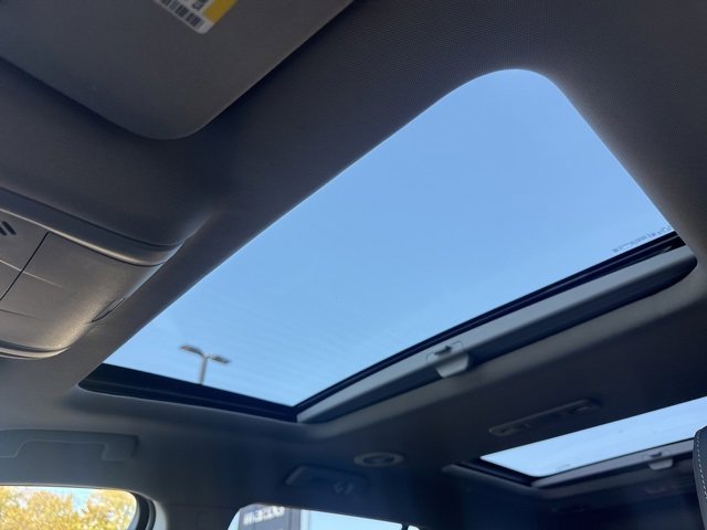 Used 2023 GMC Acadia SLT w/ Elevation Edition image 19