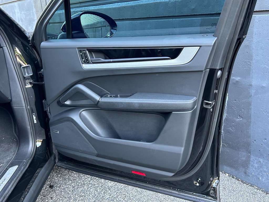 Certified 2025 Porsche Cayenne AWD/4WD image 26
