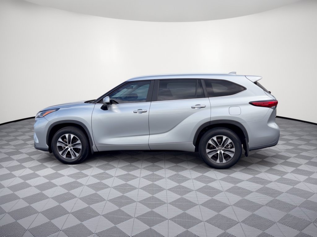Used 2023 Toyota Highlander XLE FWD image 2