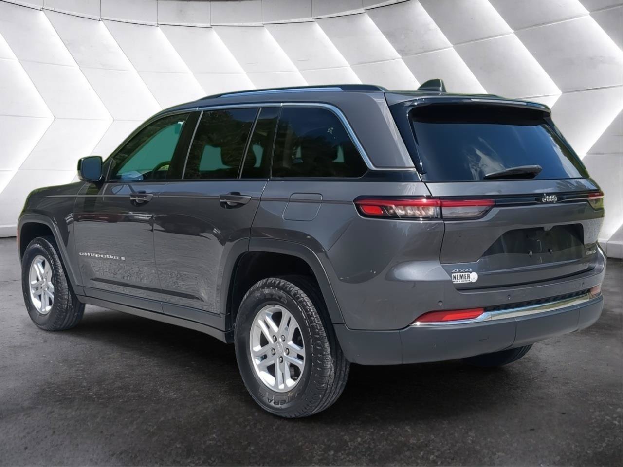 Used 2023 Jeep Grand Cherokee Laredo AWD/4WD image 5
