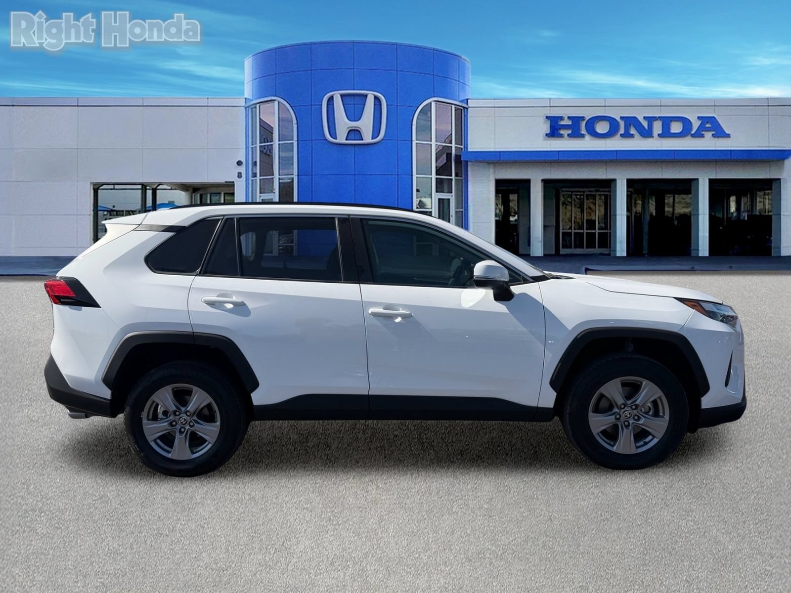 Used 2025 Toyota RAV4 XLE FWD image 8