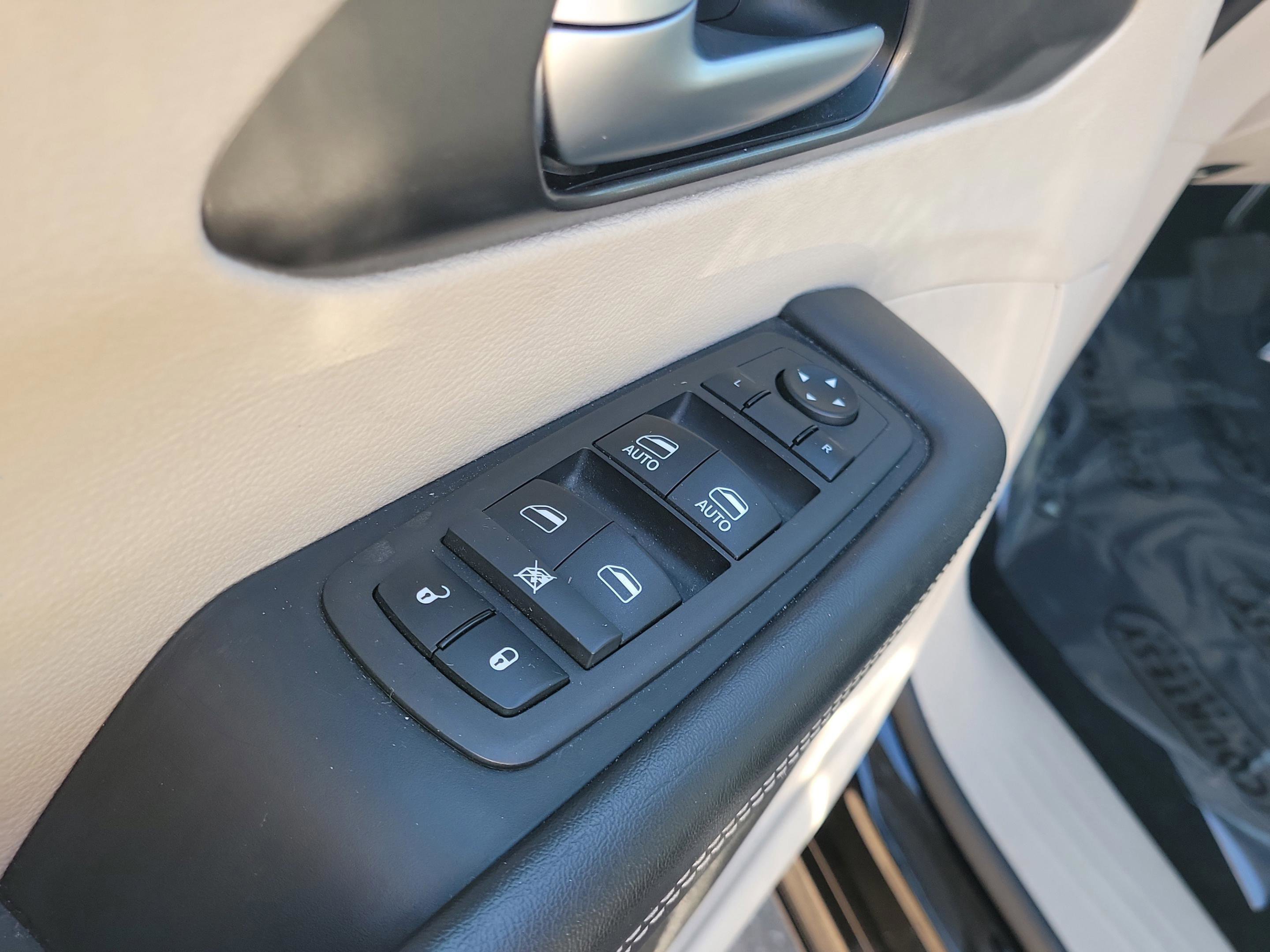 Used 2024 Chrysler Pacifica Touring-L image 20