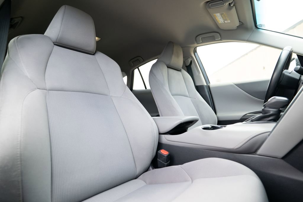 Used 2022 Toyota Venza LE image 18