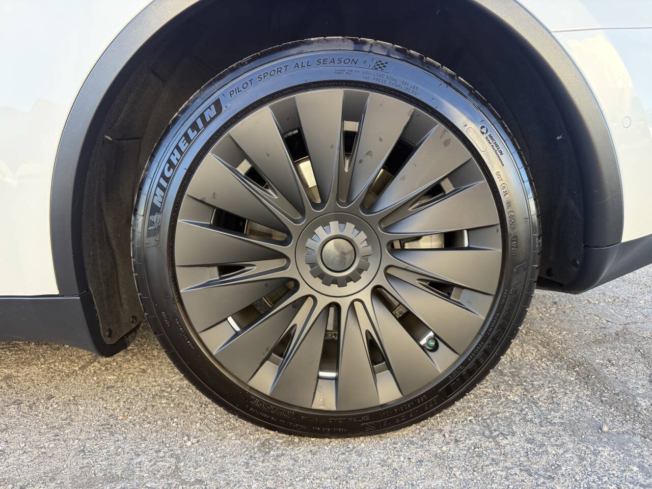 Used 2022 Tesla Model Y Long Range AWD/4WD image 34