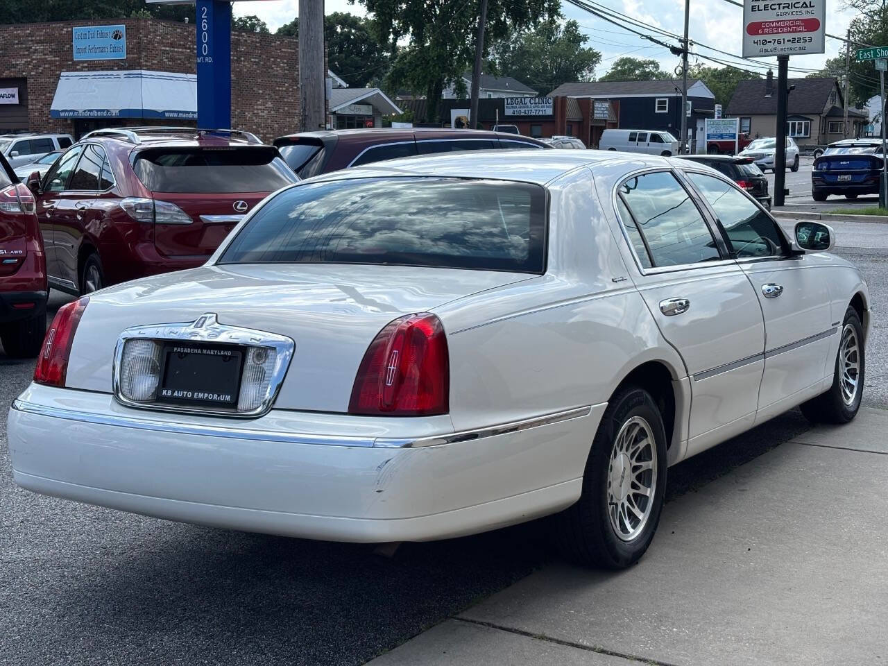 Used 2000 Lincoln Town Car Signature image 5