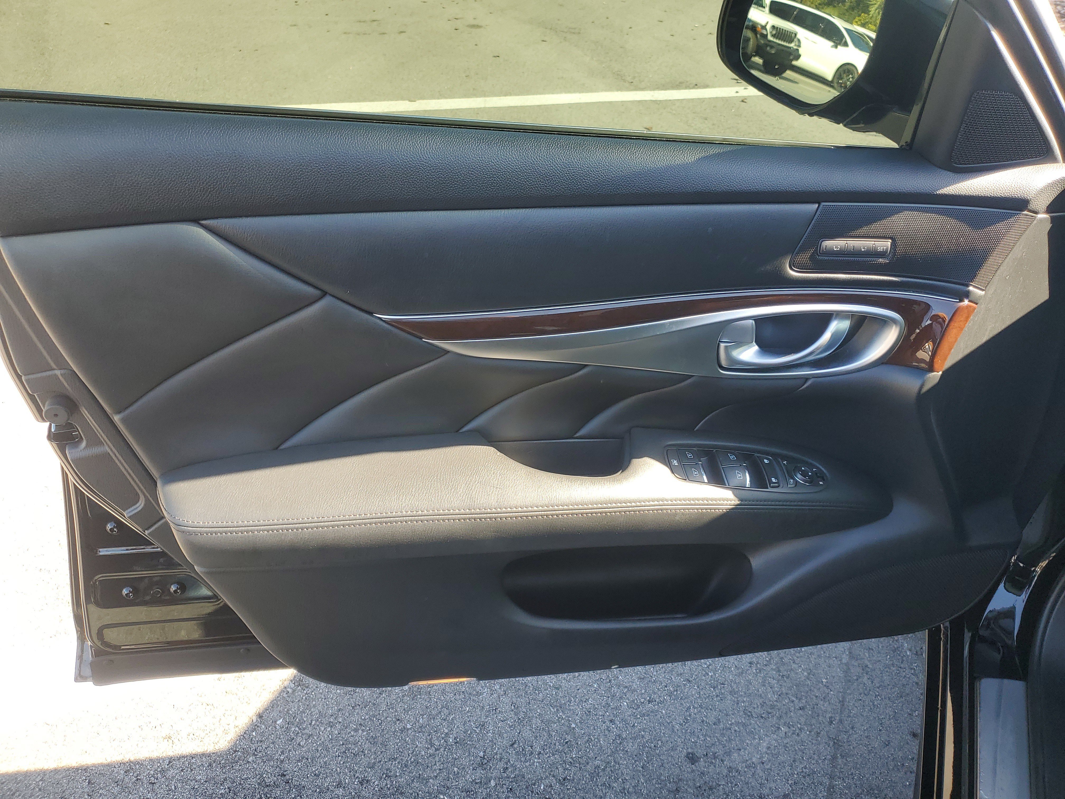 Used 2015 INFINITI Q70 3.7 RWD image 11