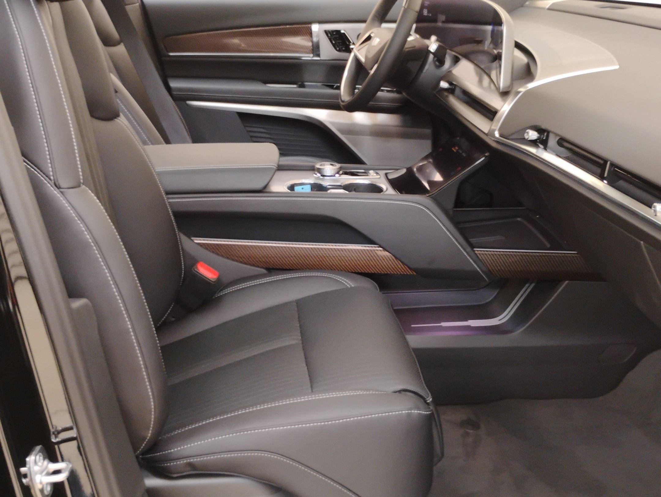 New 2026 Cadillac Vistiq Sport w/ LPO, Floor Liner Package image 26
