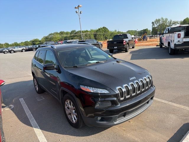 Used 2016 Jeep Cherokee Latitude w/ Comfort & Sound Group FWD image 2