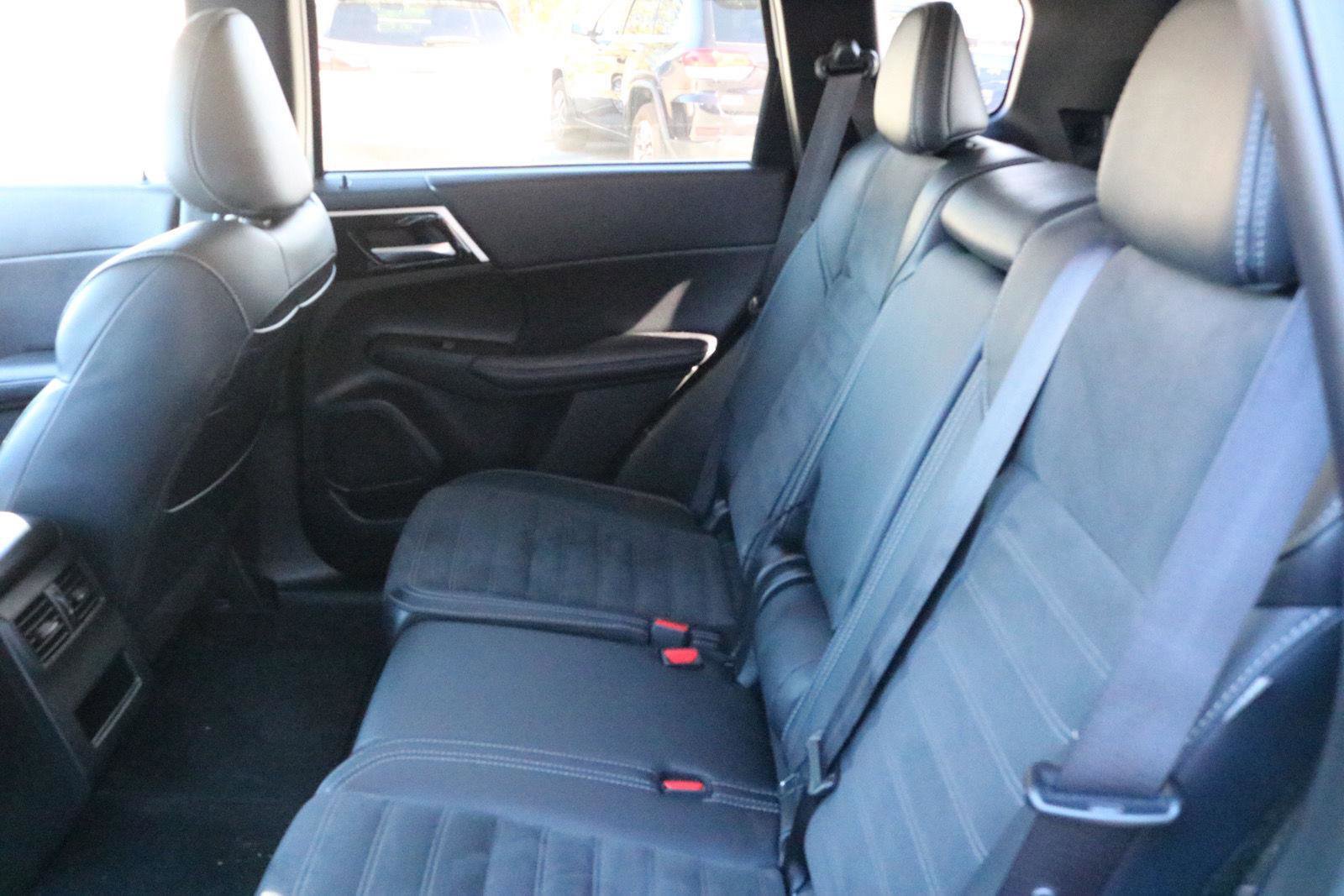 Used 2024 Mitsubishi Outlander SE image 13