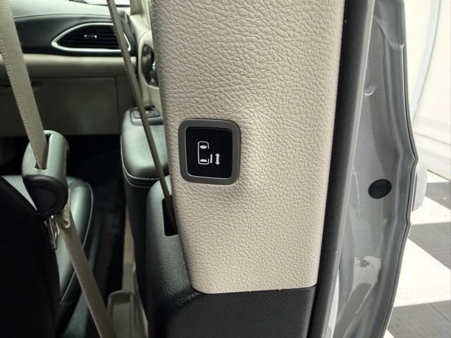 Used 2024 Chrysler Pacifica Touring-L AWD/4WD image 28