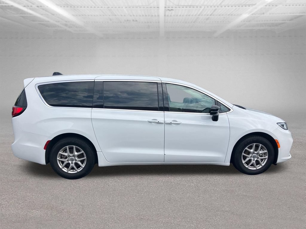 Used 2024 Chrysler Pacifica Touring-L FWD image 7