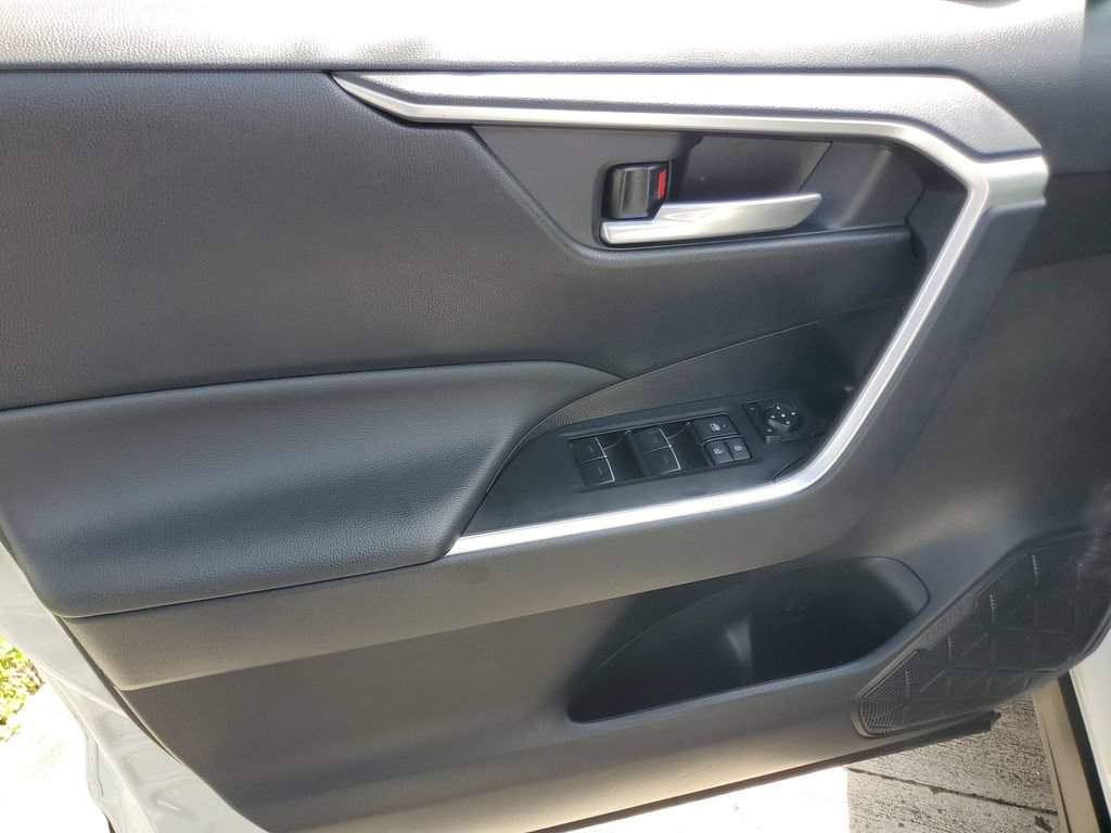 Used 2025 Toyota RAV4 XLE FWD image 15