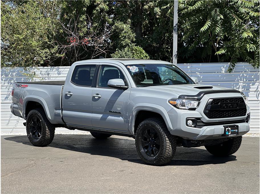 Used 2020 Toyota Tacoma TRD Sport w/ TRD Premium Sport Package AWD/4WD image 8