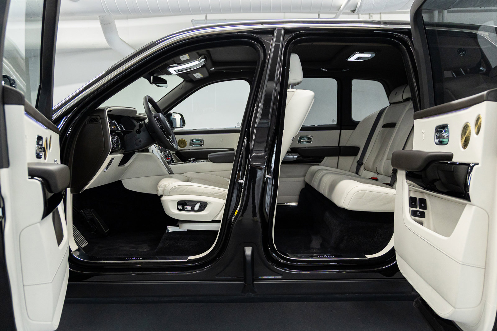 Certified 2023 Rolls-Royce Cullinan w/ Cullinan Package image 24