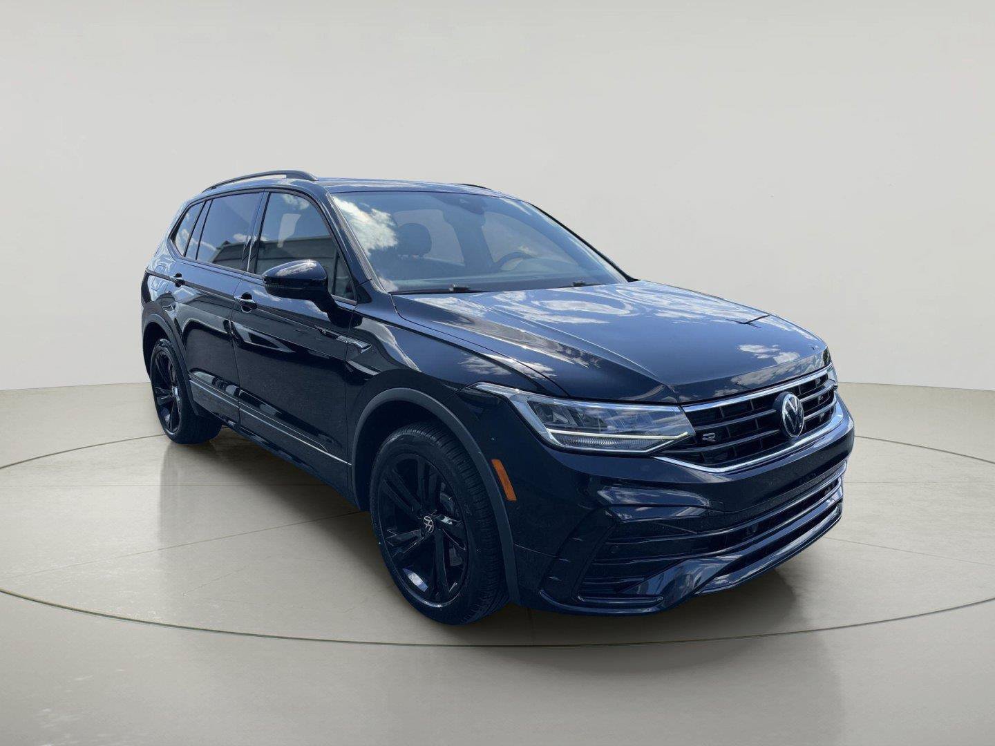 Used 2024 Volkswagen Tiguan SE R-Line