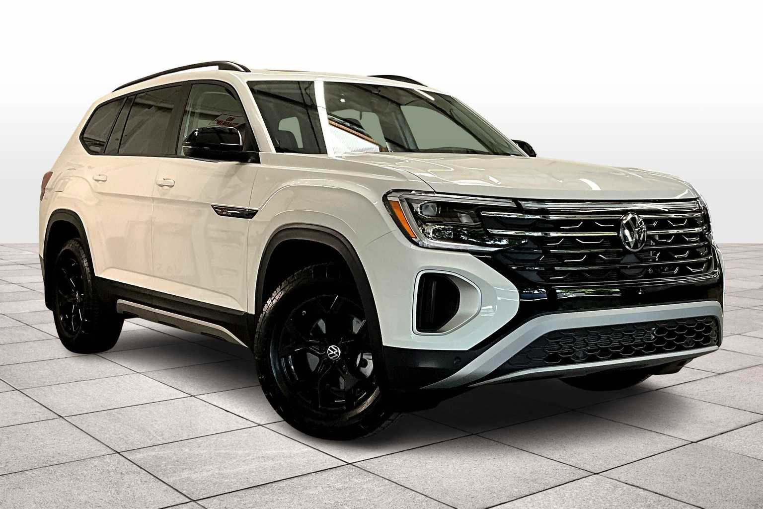 Used 2025 Volkswagen Atlas Peak Edition SE image 2