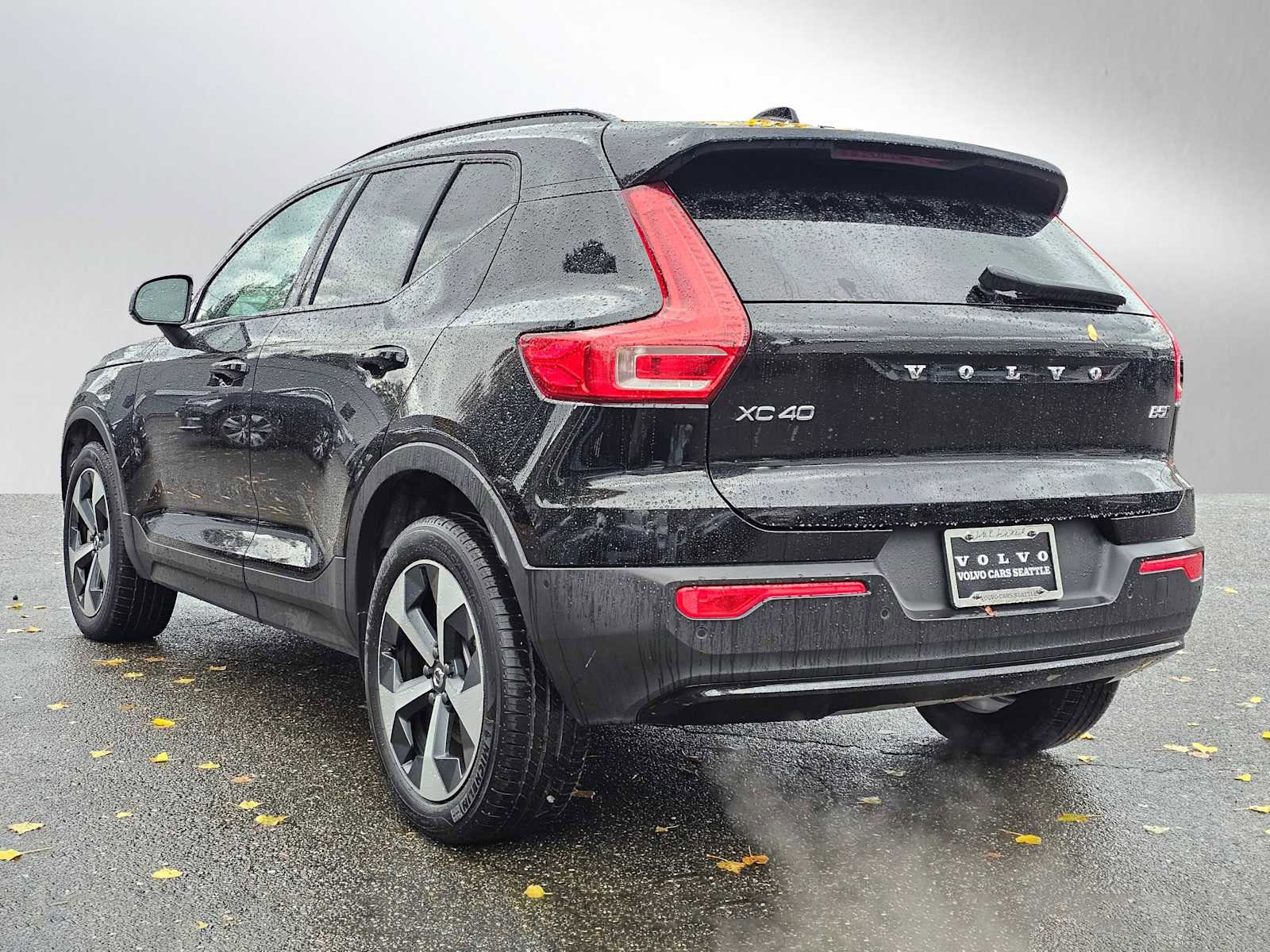Certified 2025 Volvo XC40 B5 Plus image 5