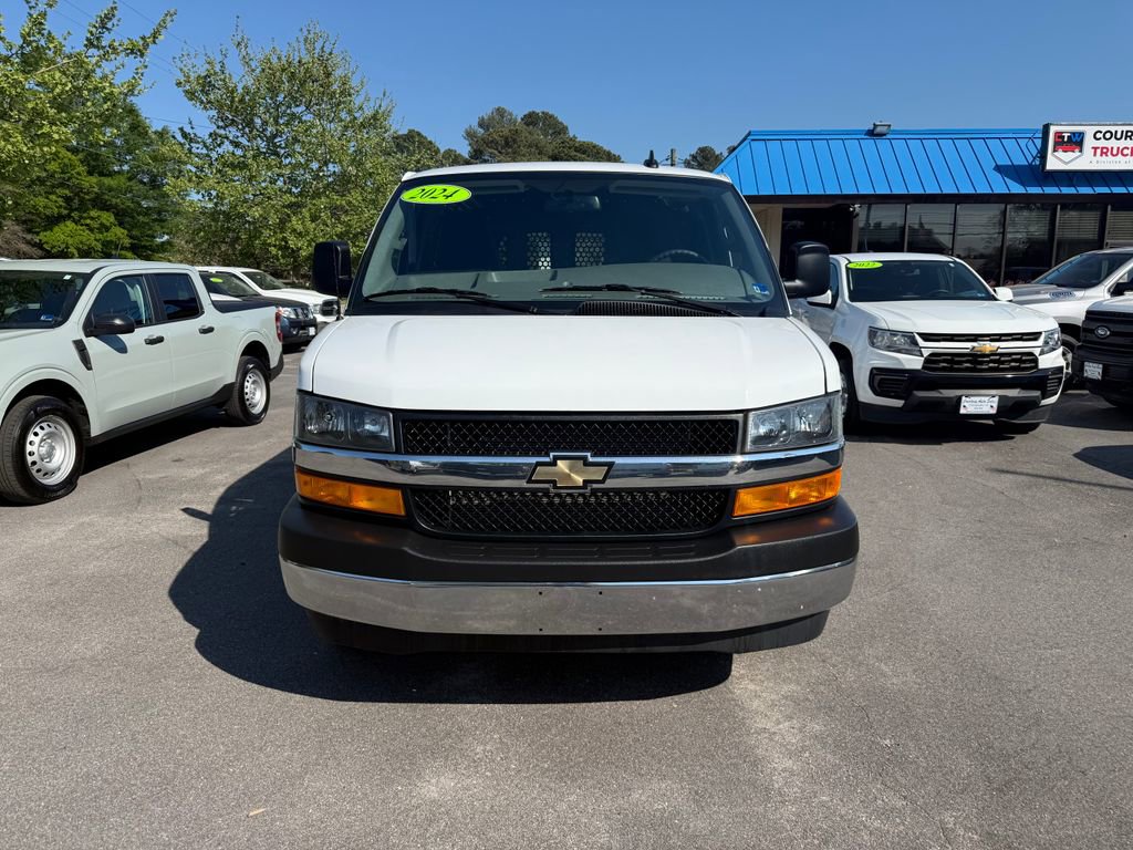 Used 2024 Chevrolet Express 2500 w/ Driver Convenience Package image 5