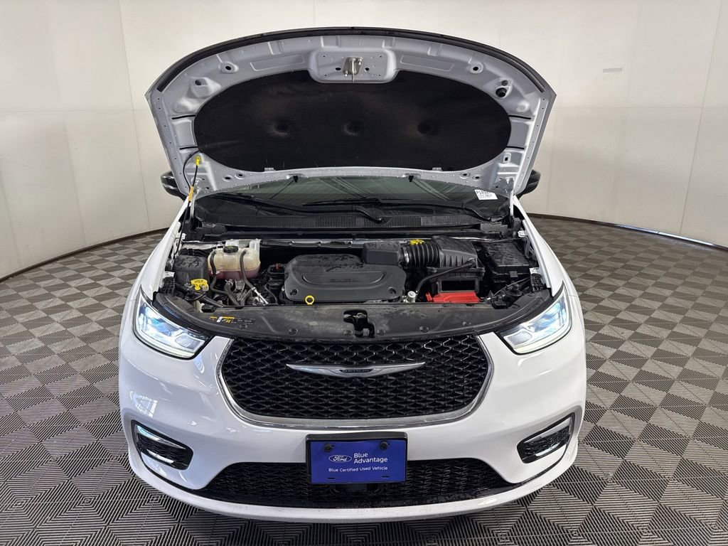 Used 2024 Chrysler Pacifica Touring-L FWD image 3